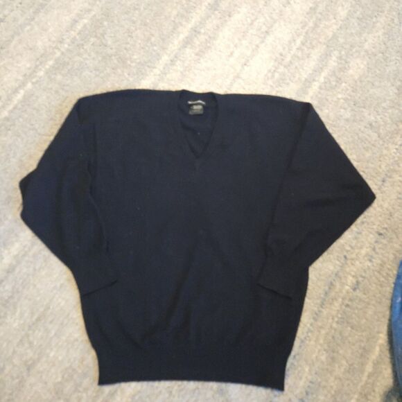 Neiman Marcus Made in Scotland  Cashmere Large Sweater Navy V Neck - Picture 1 of 6